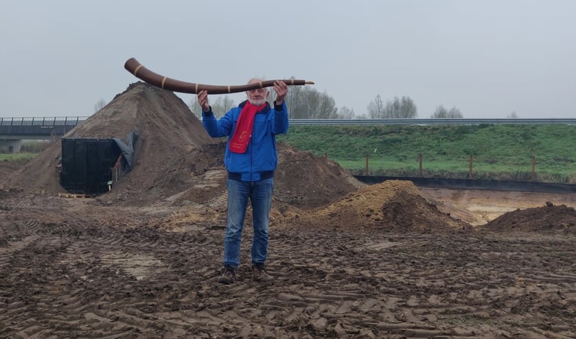 <p>Gerrit Keuper laat zien hoe de immens grote midwinterhoorn straks komt te liggen. Foto: Rob Stevens</p>