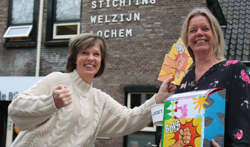 <p>Marieke Muilerman en Sonja Peters staan klaar om te boksen. Foto: Arjen Dieperink</p>
