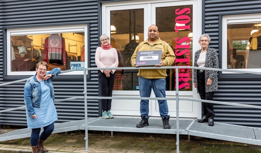 <p>Vrijwilliger Patrick krijgt de check uitgereikt door de dames van SOL Sisters.</p>