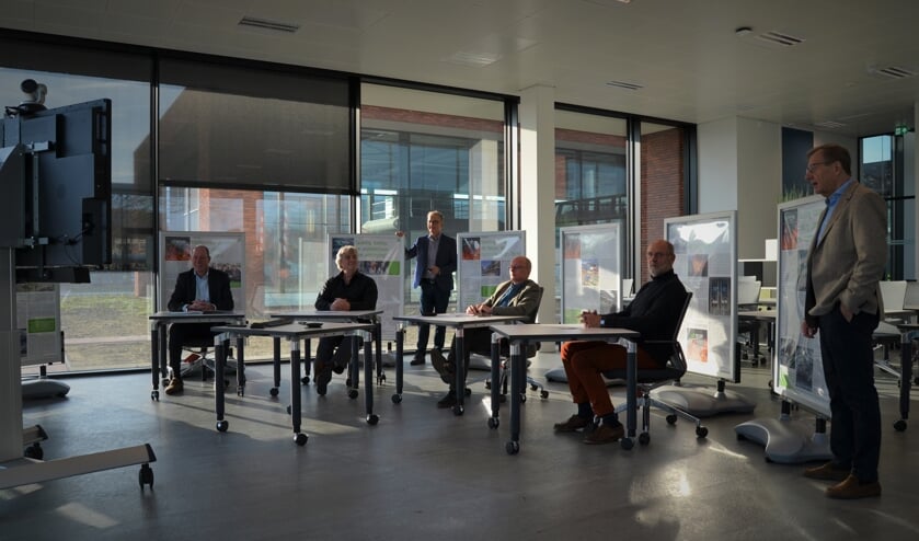 <p>Van links af Ted Kok, John Velthuis, Hennie Scheffer, Nico Wissing, Harry Esselink en Hans Beele. Foto: Karin Stronks</p>