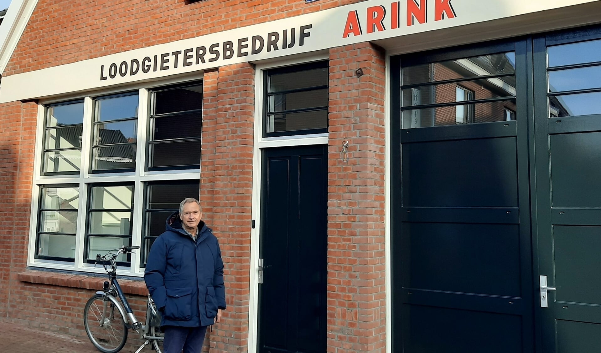 Peter Weyn Banningh bij zijn pand waar vroeger loodgietersbedrijf Arink gevestigd was. Foto: Kyra Broshuis