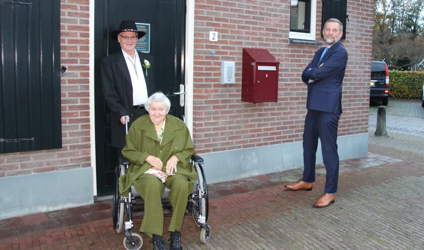 <p>Rinie en Jannie Bonnink-Fleming met burgemeester Anton Stapelkamp. Foto: Lydia ter Welle</p>
