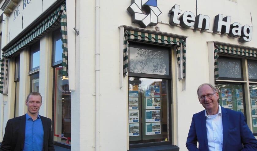 Bram Gort (links) en Wim Rijsemus voor het pand aan de Spittaalstraat waarin de oudste zijn hele loopbaan als makelaar doorbracht. Foto: Eric Klop
