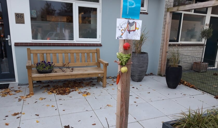 <p>De extra parkeerplaats staat keurig aangegeven met een bord, en natuurlijk vindt het paard van Sint Nicolaas er iets lekkers. Foto: Meggie Aalbers</p>