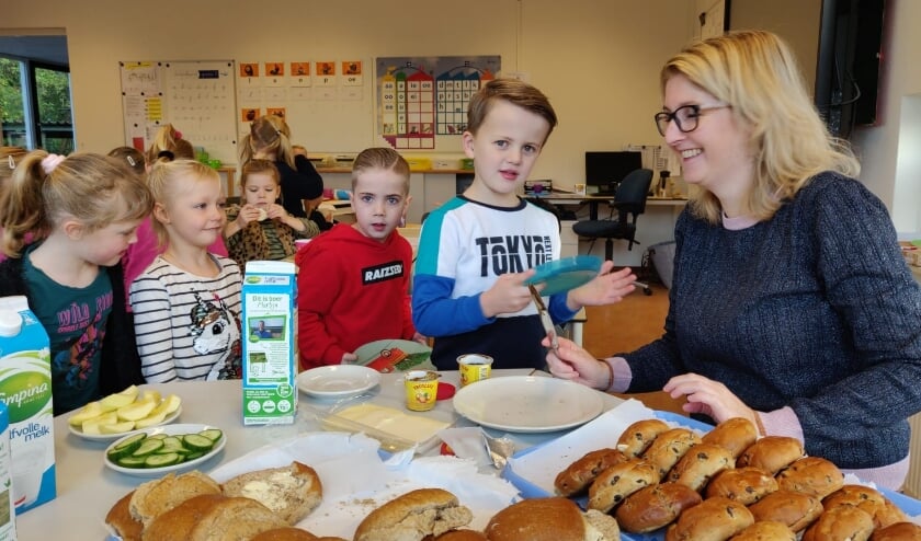 Kinderen konden genieten van een heerlijk ontbijtje. Foto: PR Julianaschool