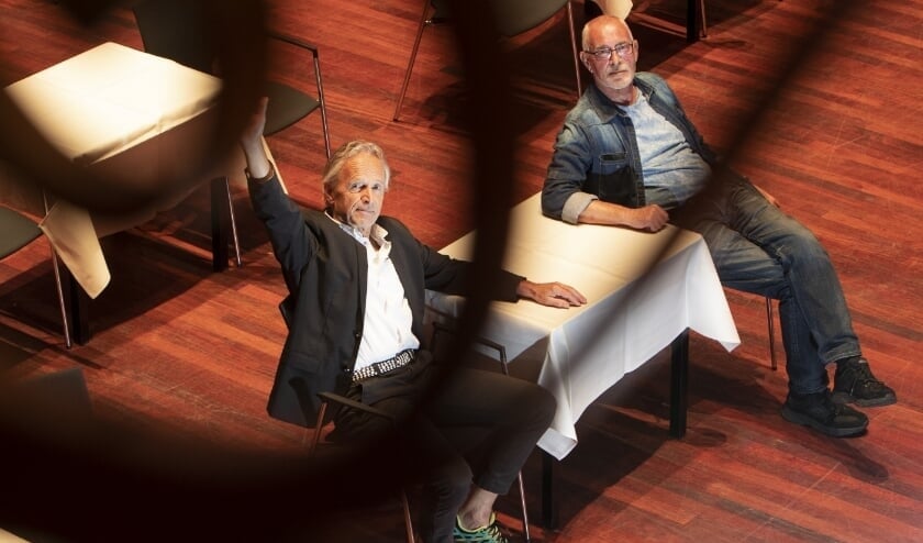 <p>Cabaretiers Frans Velthuis en Rob van Druten. Foto: Zutphens Persbureau/Patrick van Gemert</p>