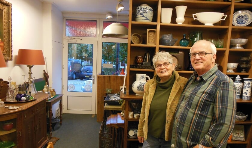 <p>Bert en Henny Ubels in hun Verzamelhuis waarvan de deur in principe weer dagelijks geopend is. “We gaan er voorlopig mee door!”. Foto: Eric Klop</p>