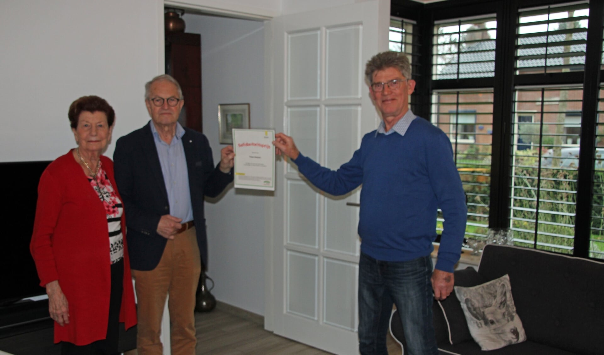PP-voorzitter Gerrit Stronks (rechts) overhandigt Theo Heesen de oorkonde. Links Joke Heesen. Foto: Lydia ter Welle