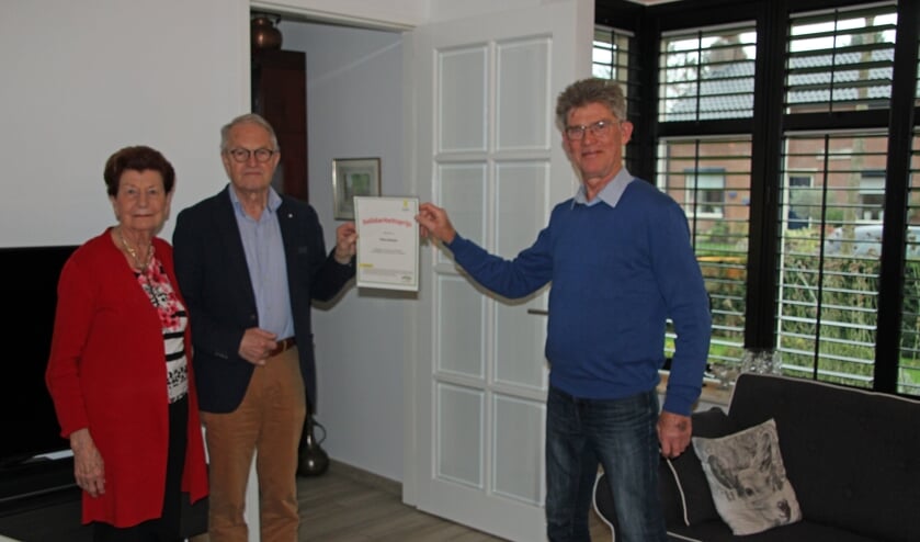 <p>PP-voorzitter Gerrit Stronks (rechts) overhandigt Theo Heesen de oorkonde. Links Joke Heesen. Foto: Lydia ter Welle</p>