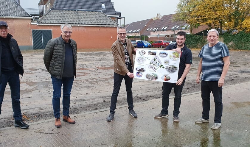 <p>De initiatiefgroep op voormalige Hema-locatie, met een tekening van het plan. Foto: Rob Weeber</p>