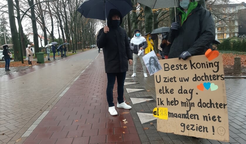 <p>Arya en zijn vader Mohammed Jalili uit Iran zijn het wachten op duidelijkheid van de IND meer dan beu. Foto: Rudi Hofman</p>