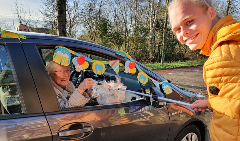 Stijns oma kon door de drive by haar kleinzoon toch in levende lijve feliciteren met zijn achttiende verjaardag. Foto: Alice Rouwhorst
