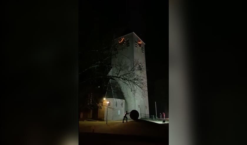 De toren van de kerk in Keijenborg waar kerstliederen klonken tijdens Kerstavond. Foto: screenshot