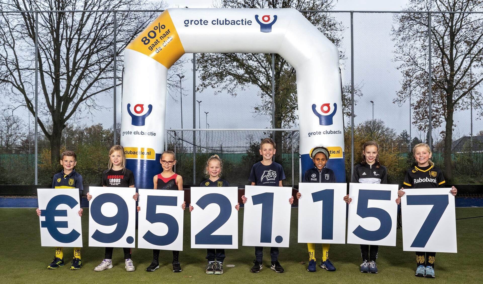 Kinderen onthullen de totaalopbrengst van de Grote Clubactie 2020 in Sportpark Drunen. Foto: Merel van Dooren