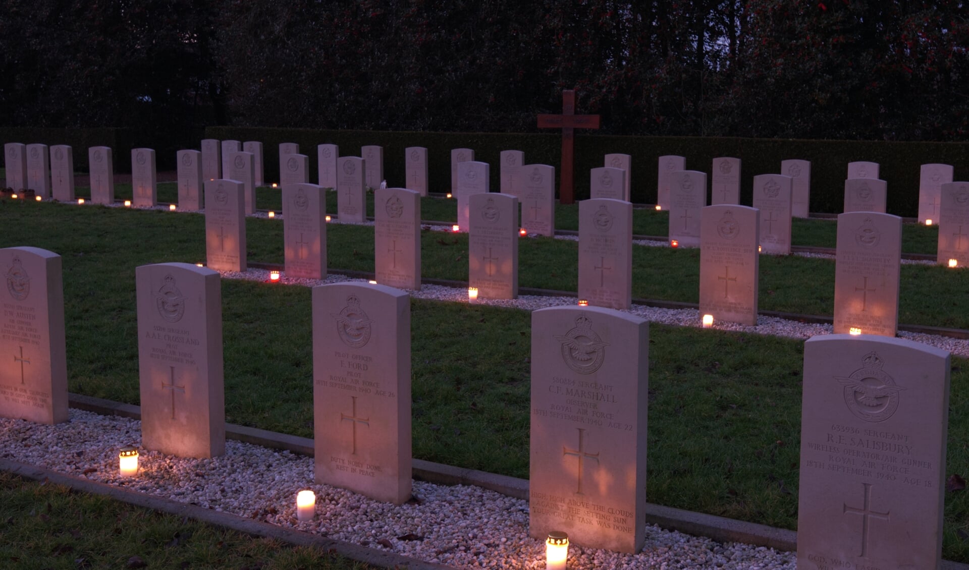 Bij alle oorlogsgraven op de Algemene Begraafplaats brandden op kerstavond lichtjes. Foto: PR