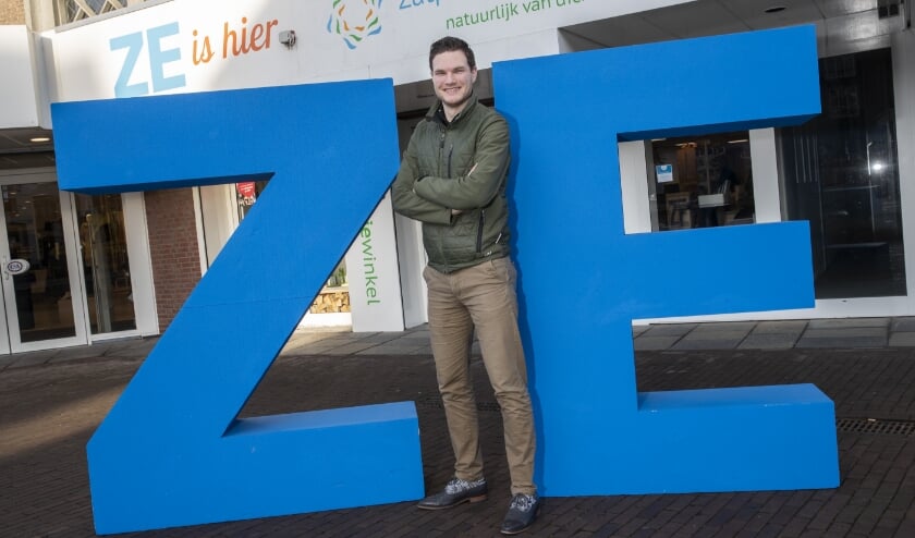 <p>ZutphenEnergie verwelkomt Gerjan de Ruiter als de duizendste klant. Foto: Patrick van Gemert/Zutphens Persbureau </p>