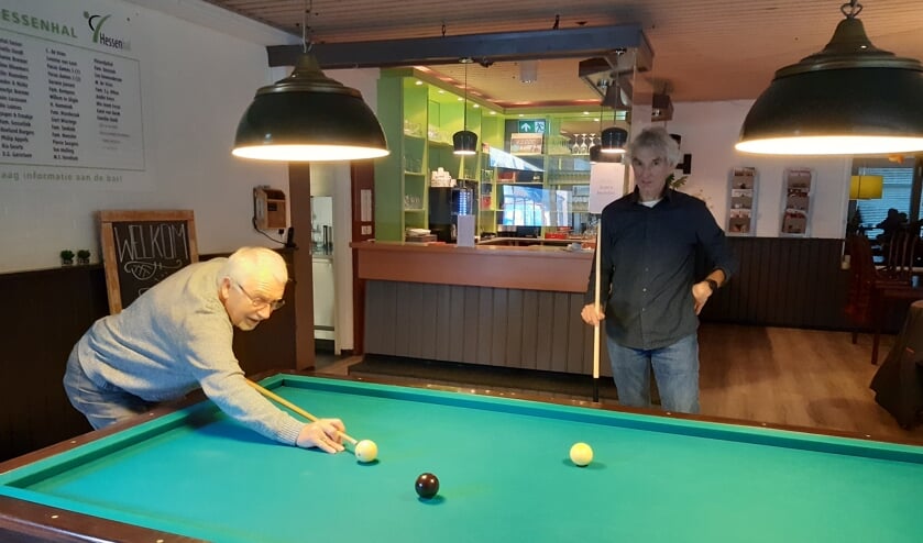 <p>Evert Jan Bloemen en Wim van Duijl proberen de biljarttafel in Sportcafé De Heerlyckheyd uit. Foto: Ceciel Bremer</p>
