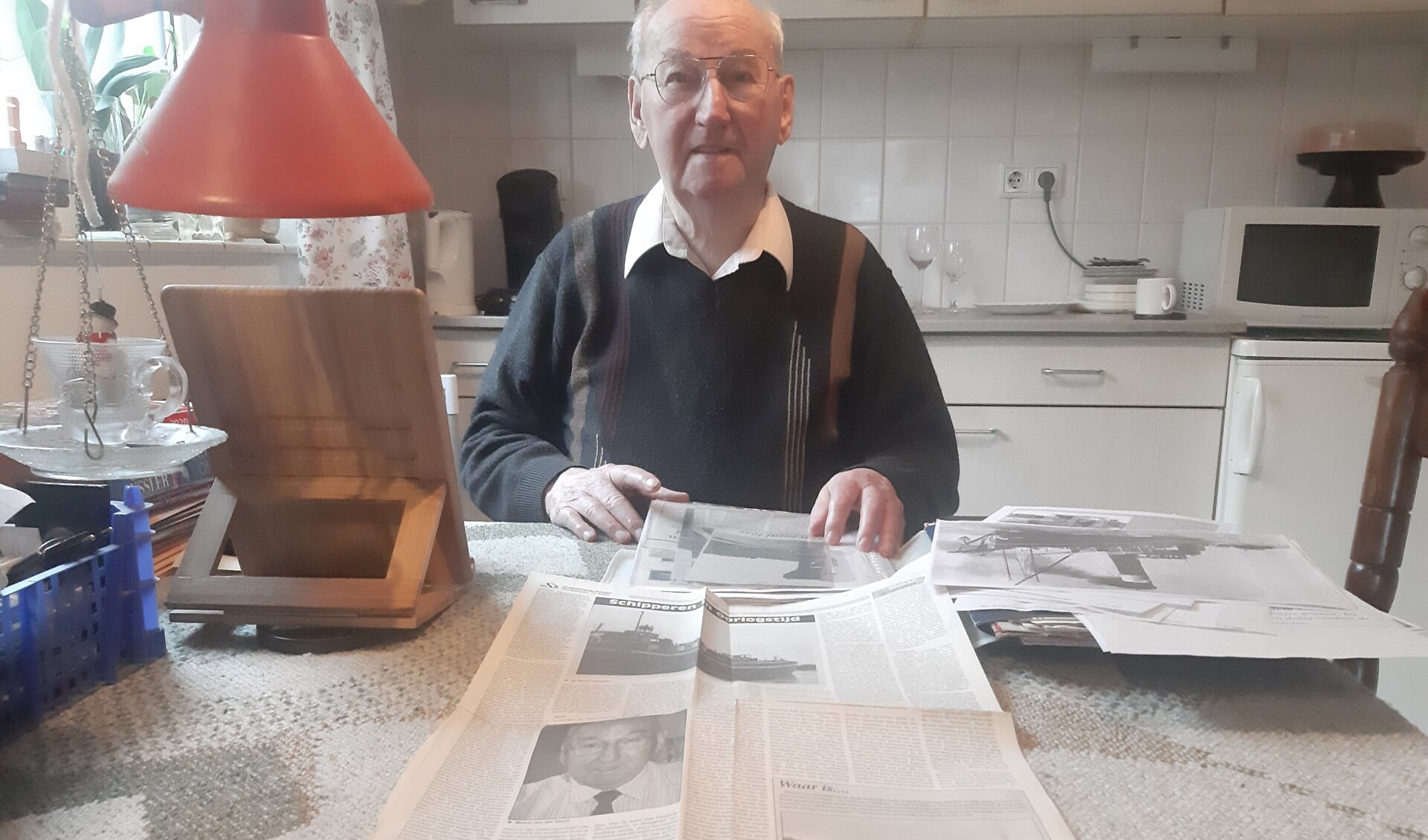 Meine van der Vaart toont een paginagroot artikel uit de Scheepvaartkant waarin hij over zijn oorlogstijd vertelt. Foto: Rudi Hofman 