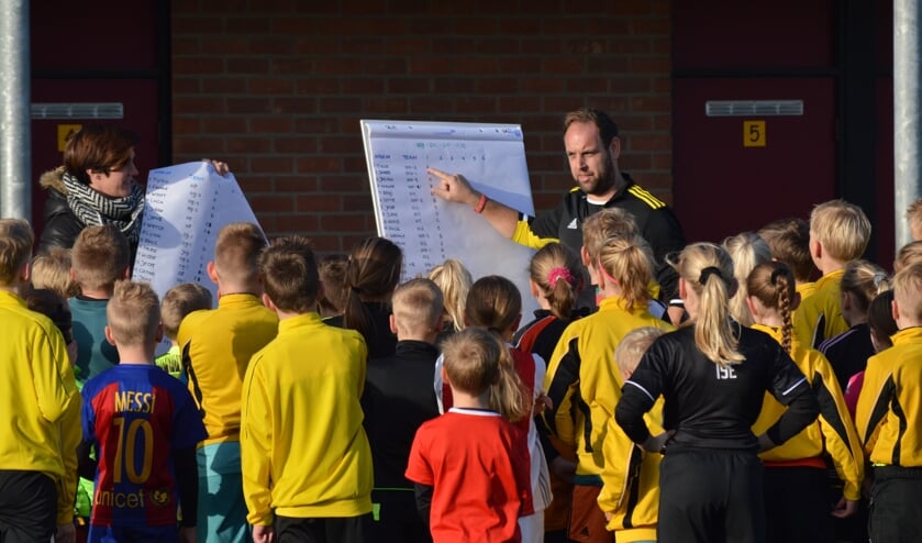 <p>Michel Ballast aan het werk tijdens een jeugdactiviteit. Foto: PR VIOS</p>