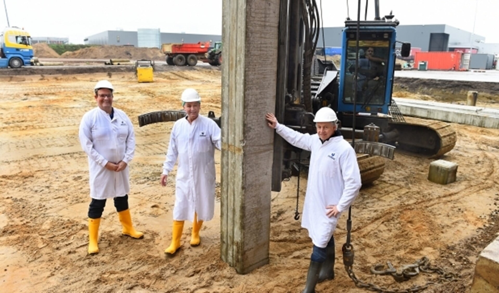 Vlnr Jacco Remijn, Jan Legters en Edward Windhorst bij eerste paal nieuwbouw Esbro