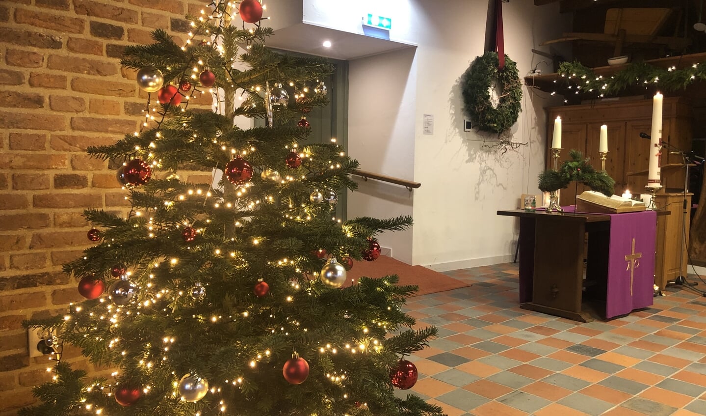 De grote zaal van ‘Het Anker’ was al fraai in kerstsfeer, maar de diensten worden alleen online gehouden. Foto: PKN Steenderen 