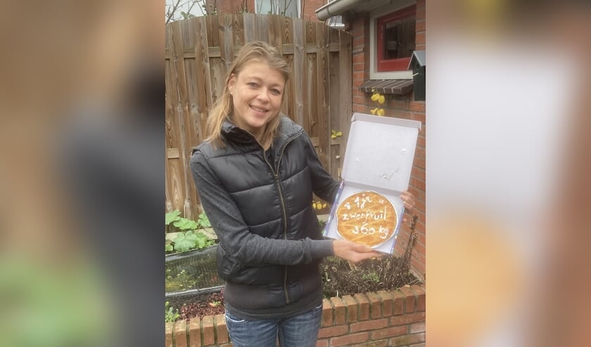 <p>Judith Woerdman met de boterkoek waarop het resultaat staat geschreven. Foto: PR</p>
