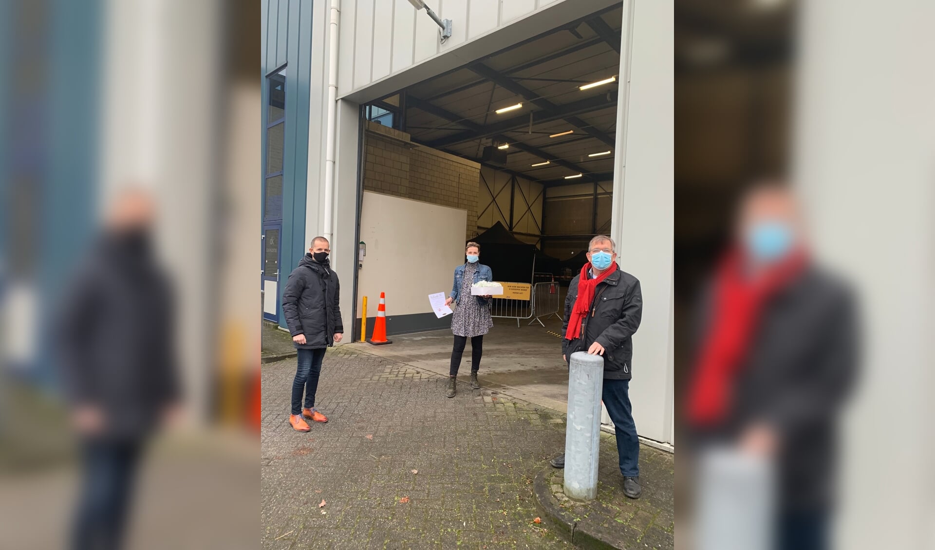 Wethouders Jorik Huizinga (links) uit Doetinchem en wethouder Joop Wikkerink (rechts) uit Aalten brengen oliebollen in de teststraat in Winterswijk. Foto: PR 