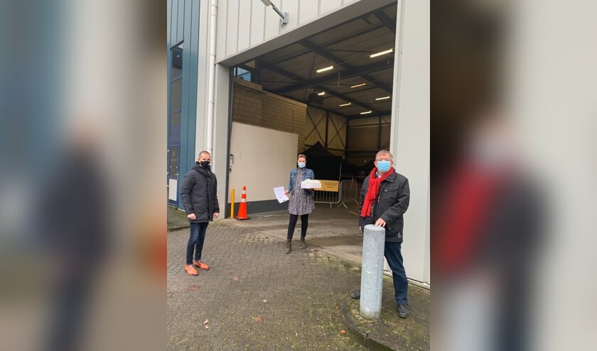 Wethouders Jorik Huizinga (links) uit Doetinchem en wethouder Joop Wikkerink (rechts) uit Aalten brengen oliebollen in de teststraat in Winterswijk. Foto: PR