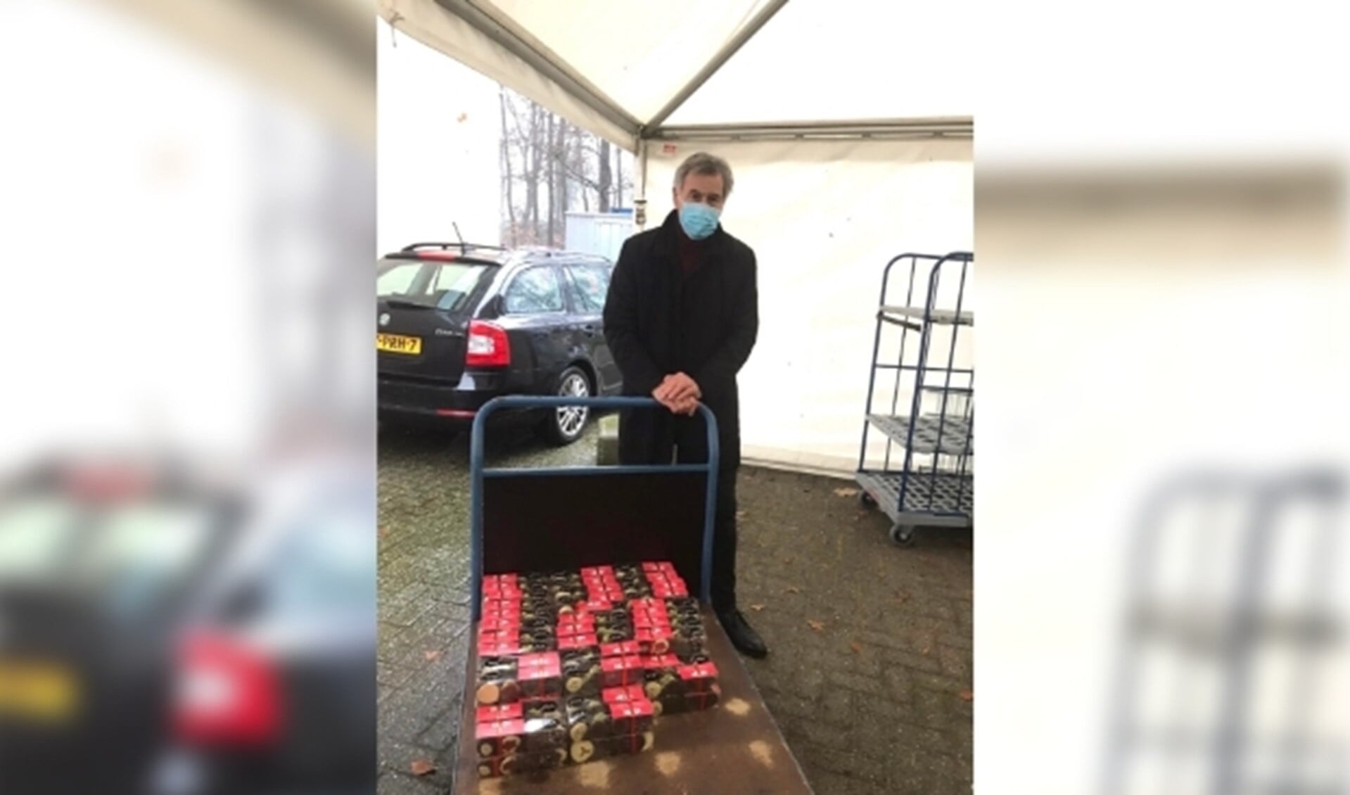 Henk Wubbels levert namens Lions Doetinchem de Graafschap 96 dozen chocolade af bij het Slingeland Ziekenhuis.