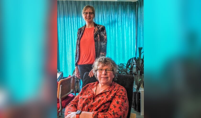 <p>Liesbeth Hilderink (staand) en Esther Feenstra onderstrepen het belang van meer inbreng door patiënten en hun naasten. Het Achterhoekse project MijnBlik helpt daarbij een handje. Foto: Eric Klop</p>