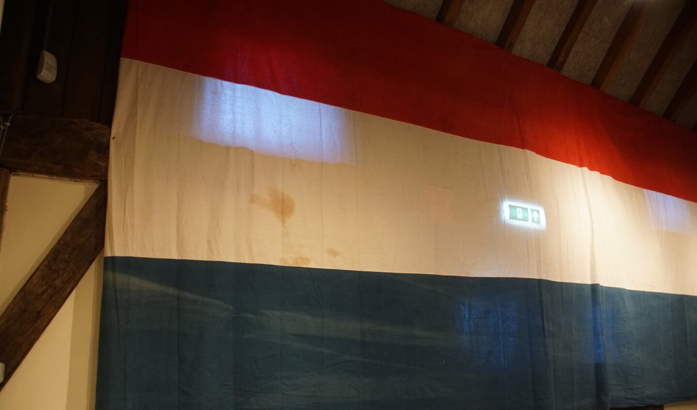 De vlag die de toren van de Dorpskerk sierde. Foto: Frank Vinkenvleugel