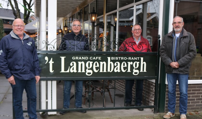 <p>De oud-bestuursleden van de Gouden Karper. V.l.nnr.: Wim Langeler, Henri Welmer, Derk Bargeman en Harry Kettelarij. Foto: Arjen Dieperink</p>