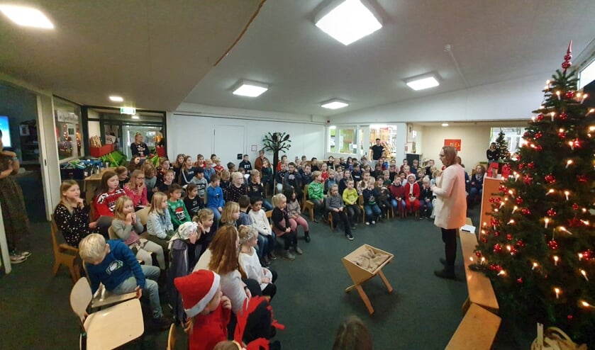 <p>Kinderen van De Rank sluiten de Kerstviering af in de hal van de school. Foto: PR</p>