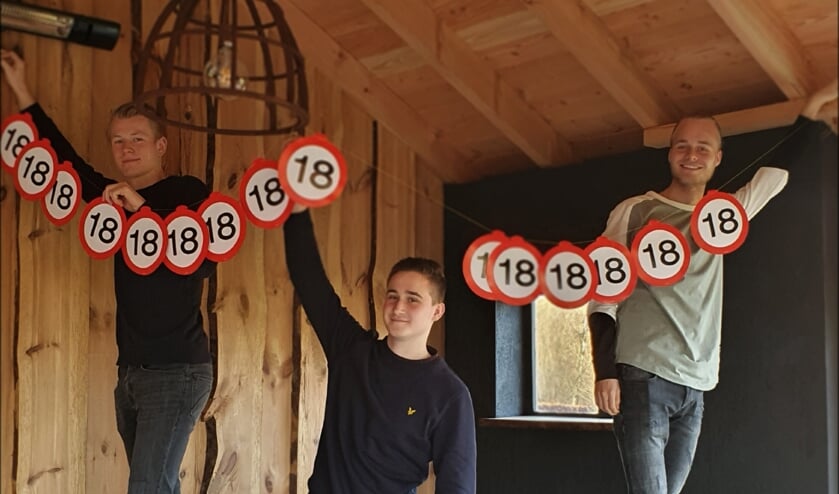 <p>Je moet zelf de slingers ophangen in het leven. Jochem Schut, Niels Niesink en Stijn Wuite proberen van hun achttiende verjaardag in coronatijd toch iets leuks te maken. Foto: Alice Rouwhorst</p>