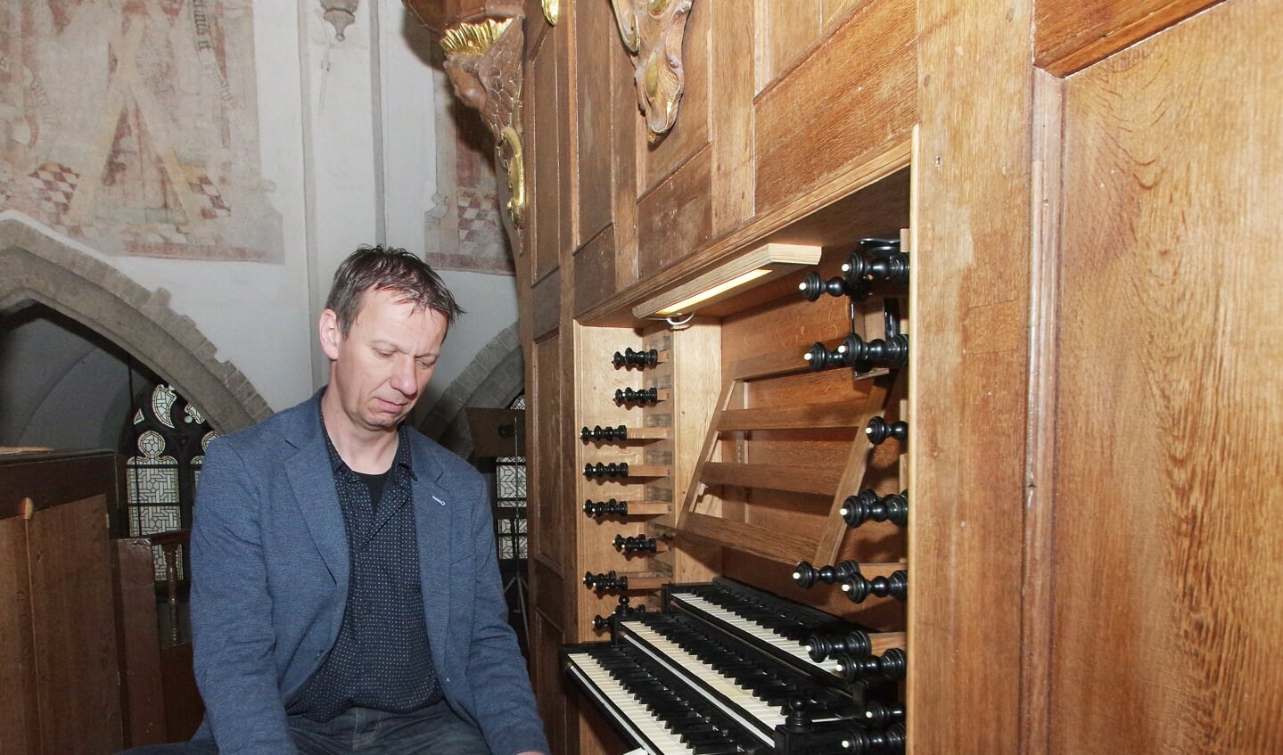 Harry van Wijk bij het orgel in de Oude Helenakerk op de Markt. Foto: PR