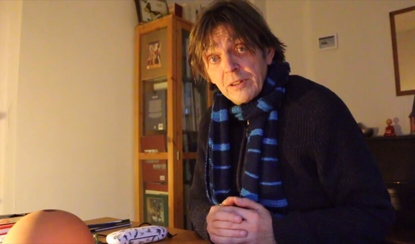 <p>Sander Grootendorst draagt het winnende verhaal voor in een YouTube-video. Foto: fragment uit video.</p>