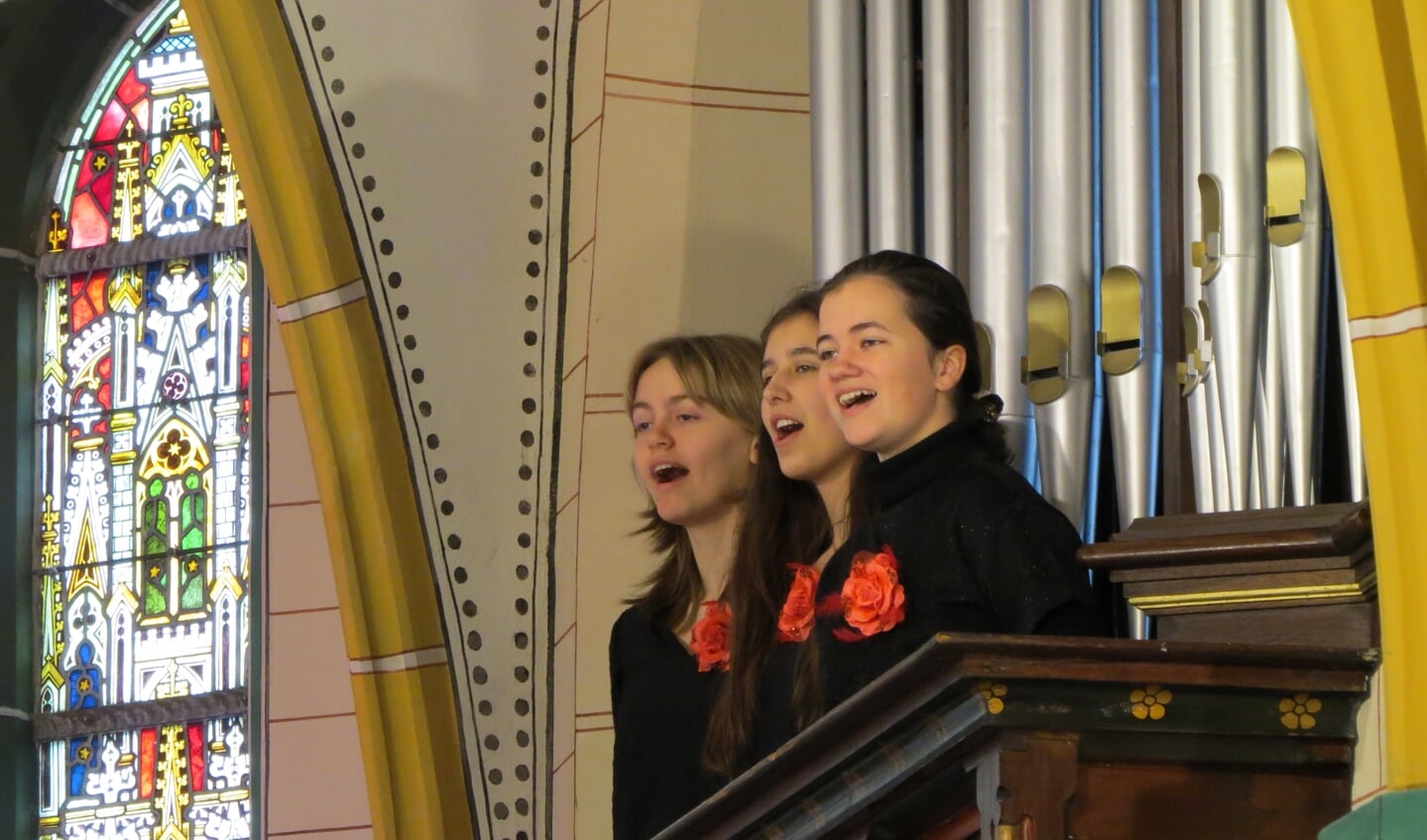 De tegenstem zingen vanaf het koor in de Sint-Walburgiskerk in Netterden. Foto: Josée Gruwel