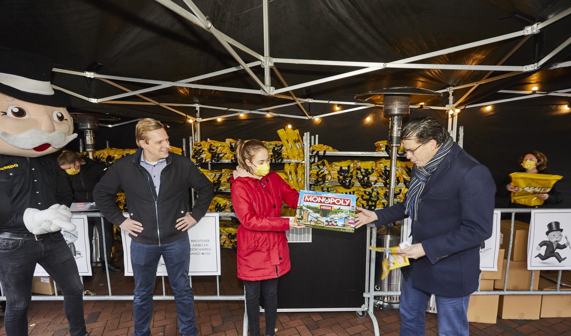 Burgemeester Joost van Oostrum (rechts) neemt het eerste exemplaar in ontvangst; links Tijn Leussink en Mr Monopoly. Foto: Arjan Gotink 