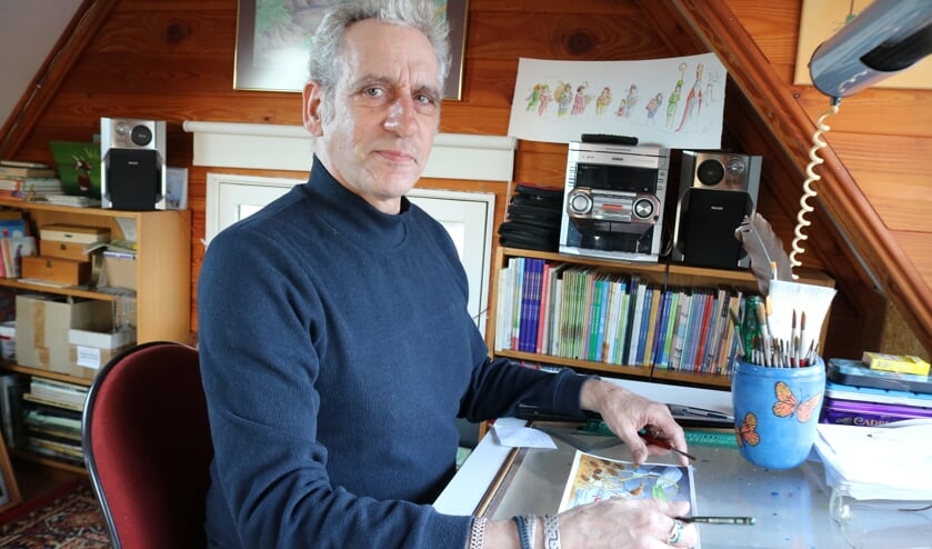 <p>Peter van Harmelen in zijn atelier met een tekening waar hij enkele dagen aan heeft gewerkt. Foto: Arjen Dieperink</p>