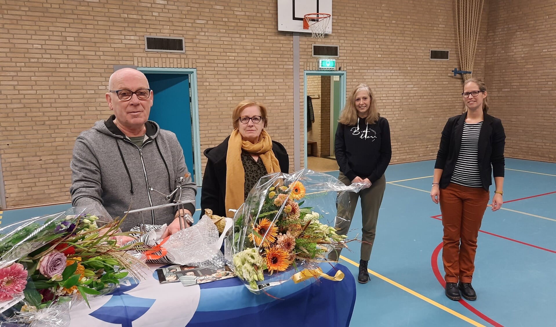 Jubilaris Jos te Koppel met naast hem zijn echtgenote en Ingrid van Dijk en Anne Konings van het bestuur van Rap en Snel. 