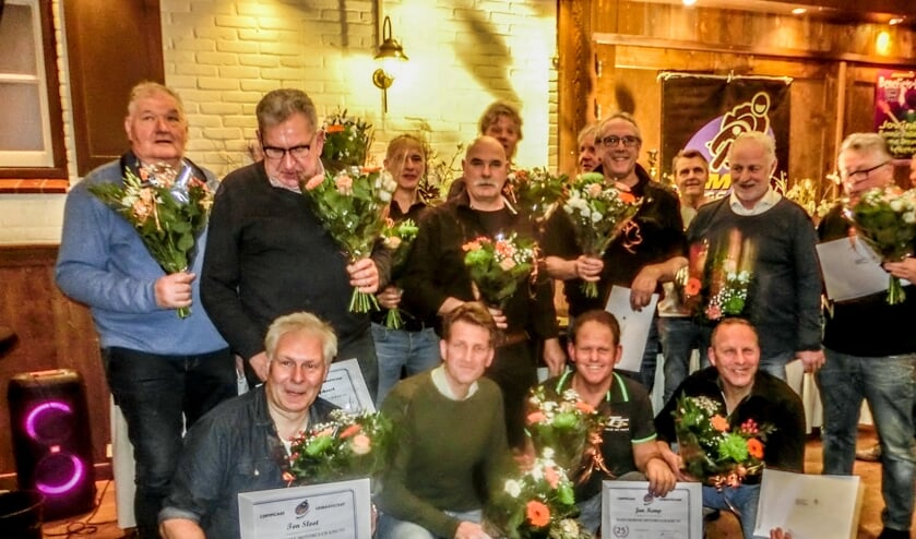 Keijenborgse Motorclub ’95 huldigde tijdens 25-jarig jubileumfeest jubilarissen van het eerste uur. Foto: PR
