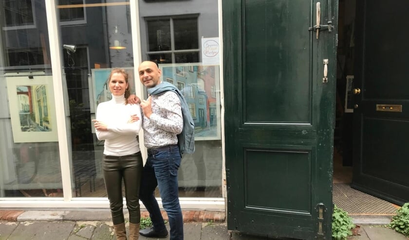 Merlijne Schalken en Joeri Bagaya voor het pand aan de Kolenstraat, waar als het aan ligt reeds vóór de zomer de Zutphense editie van hun beginnersorkest van start gaat. Eigen foto