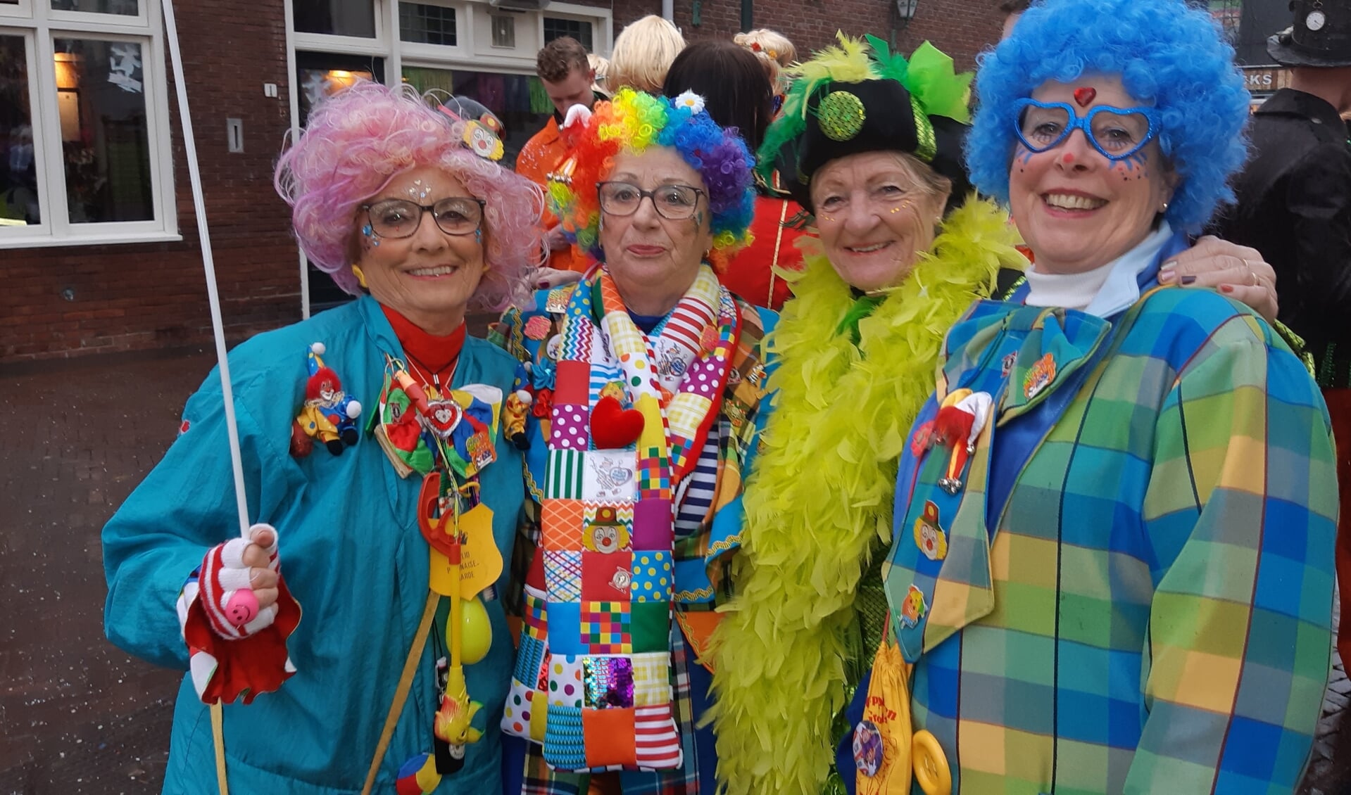 Vrolijk uitgedoste carnavalisten op straat. Foto: Ferry Broshuis