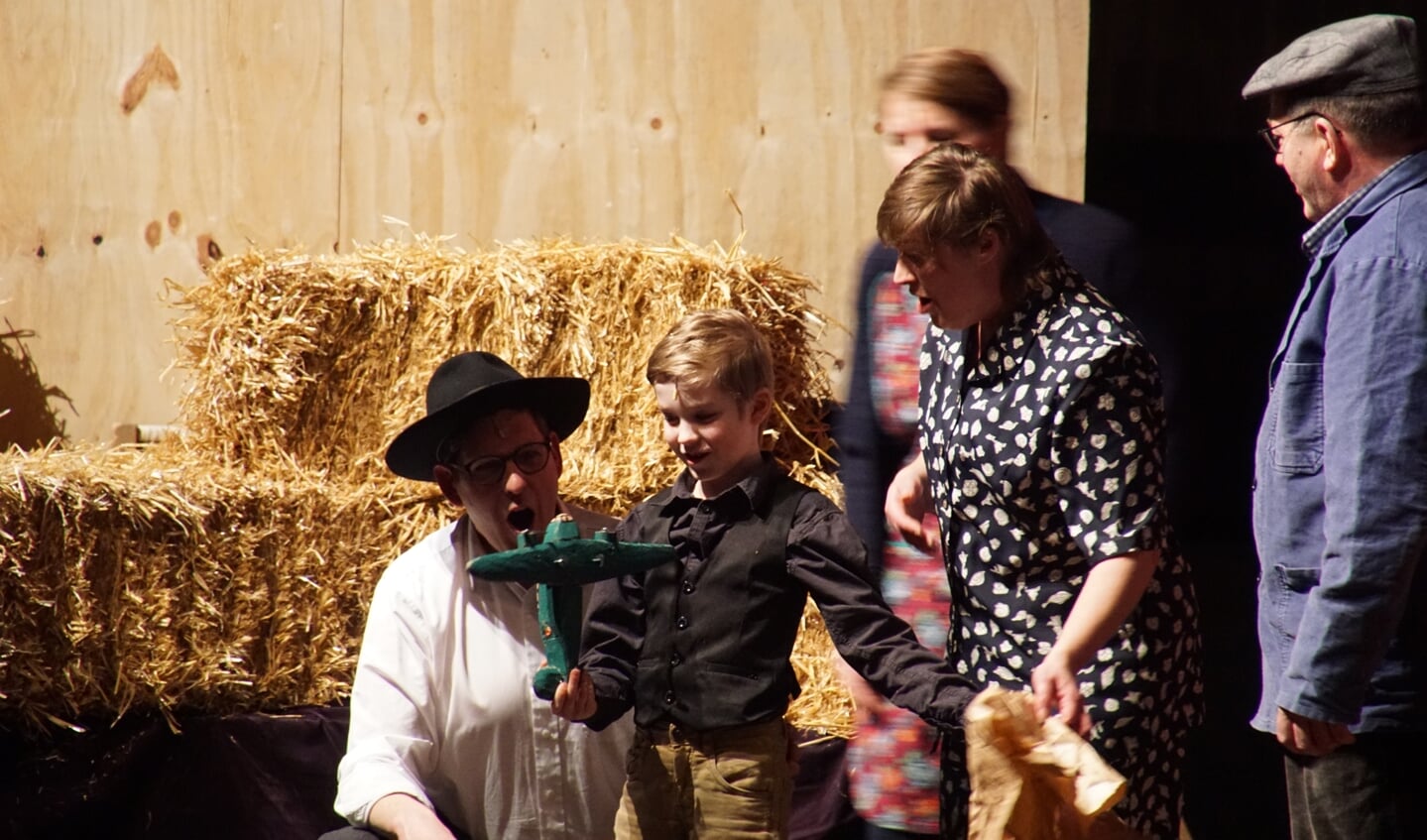 De achtjarige Jesse speelt de rol van de jonge onderduiker Joop Levy, die een houten vliegtuigje krijgt op zijn verjaardag. Foto: Frank Vinkenvleugel