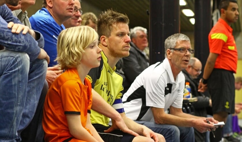 Hans Schouten (wit shirt) tijdens zijn afscheid in 2015 als 'kootsie' van de zaalvoetbalafdeling van VV Ruurlo. Foto: Gerald Fisser.
