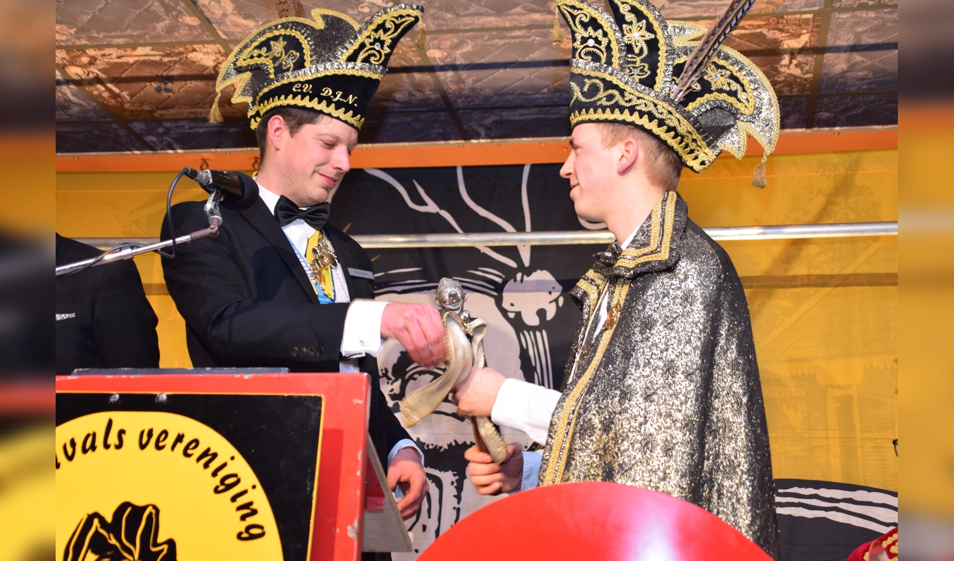 Prins Bram 1 ontvangt de scepter op het Prinsenbal in 2019. 
