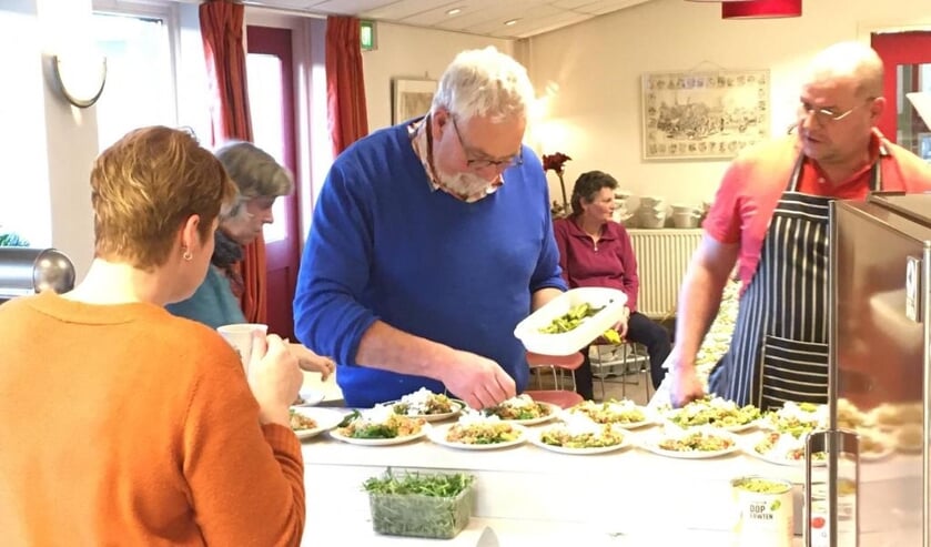 Met precisie worden de bordjes met salade klaar gemaakt. Foto: PR