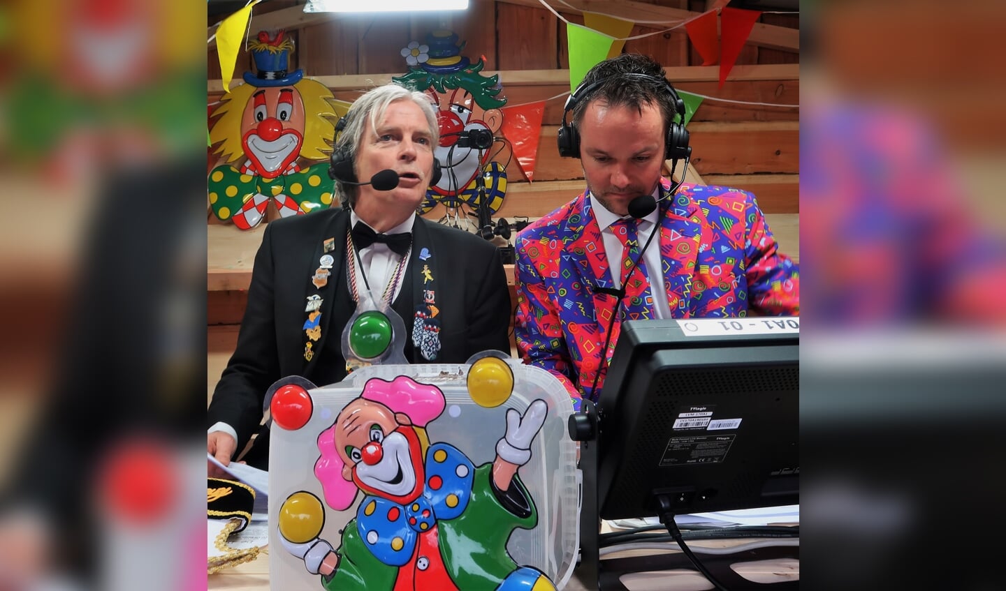 Willem te Molder (links) verzorgt t.b.v. Omroep Gelderland het commentaar bij de tv-uitzending van de Grolse carnavalsoptocht 2020.