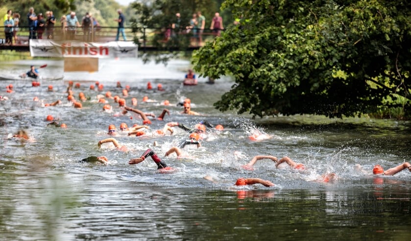 De zwemtocht gaat door de Berkel in Zutphen. Foto: Jos Böhmer