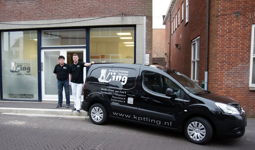 Kang-Ming en Yu-Ming Ling (rechts) voor de zaak in Aalten. Foto: PR